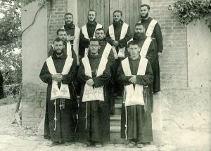 Ordinazione sacerdotale 1945. Foto di gruppo alle scuole di S. Ruffino. P. Raffaele è il primo in alto a sinistra.